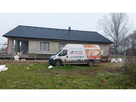 Zateplení stropu novostavby rodinného domu se sedlovou střechou v Lavičkách